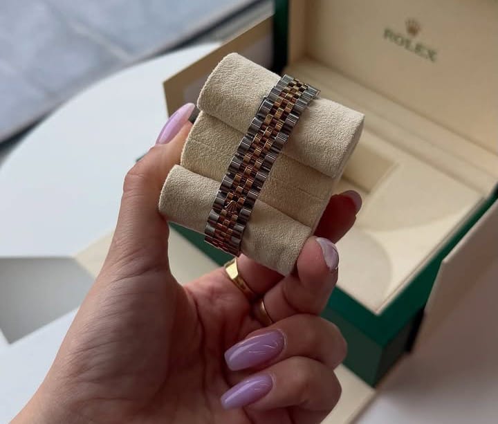 Rolex Lady-Datejust Two-tone construction featuring Oystersteel and Yellow Gold stainless steel chain